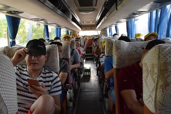 菠萝视频污版网址入口全体坐上旅游大巴