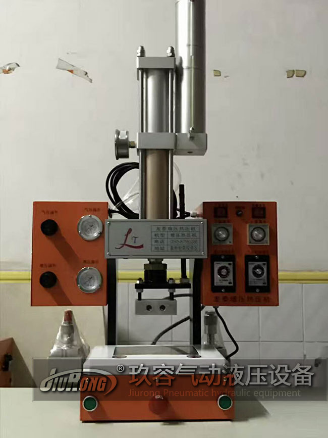 采用菠萝福利导航缸作为执行元件的菠萝福利导航热压机产品图